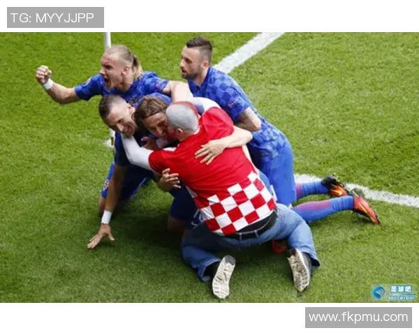 球迷疯狂冲进场内抢C罗球衣引发热议欧冠赛场奇观