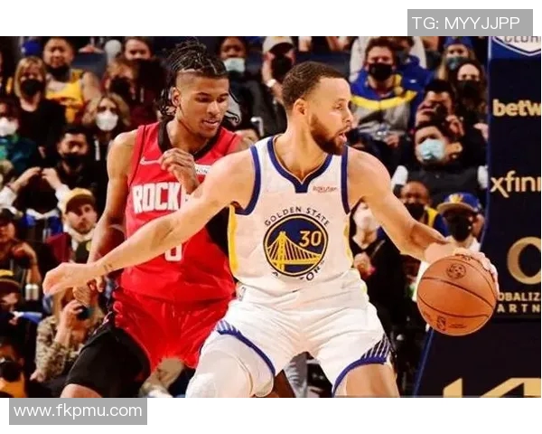 勇士与火箭季后赛第三场激战回顾双方明星球员表现与战术分析